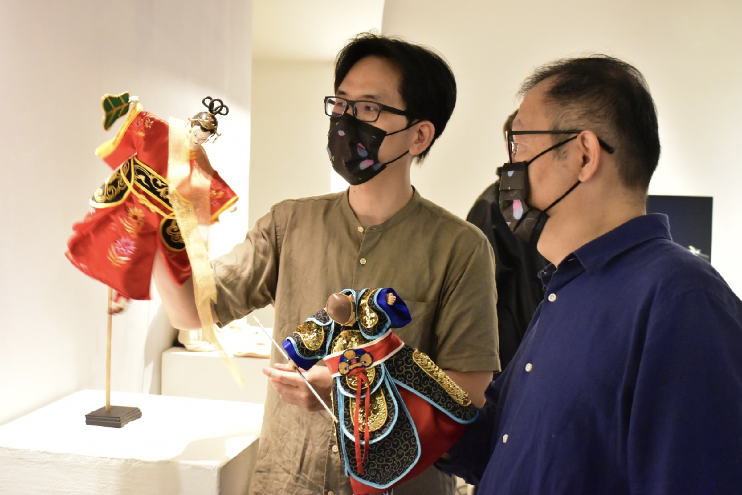 陽明交大林奇宏校長體驗「科技迭袋」區：原創布袋戲角色VR與互動遊戲