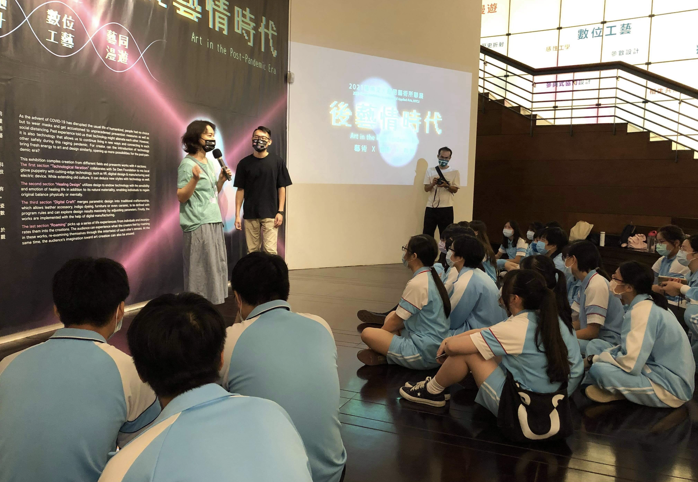 新竹光復高中藍慧禎主任帶領同學到展覽會場觀賞作品